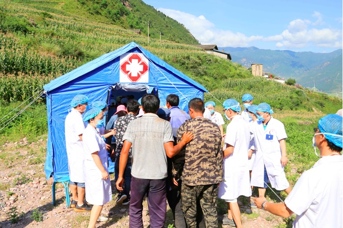 将灾民安置在临时搭建的帐篷医院里
