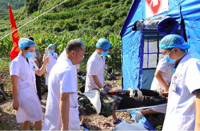将伤员抬入帐篷医院里进行救治