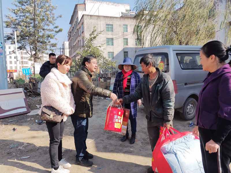 尹毅文副院长为贫困户送去慰问品