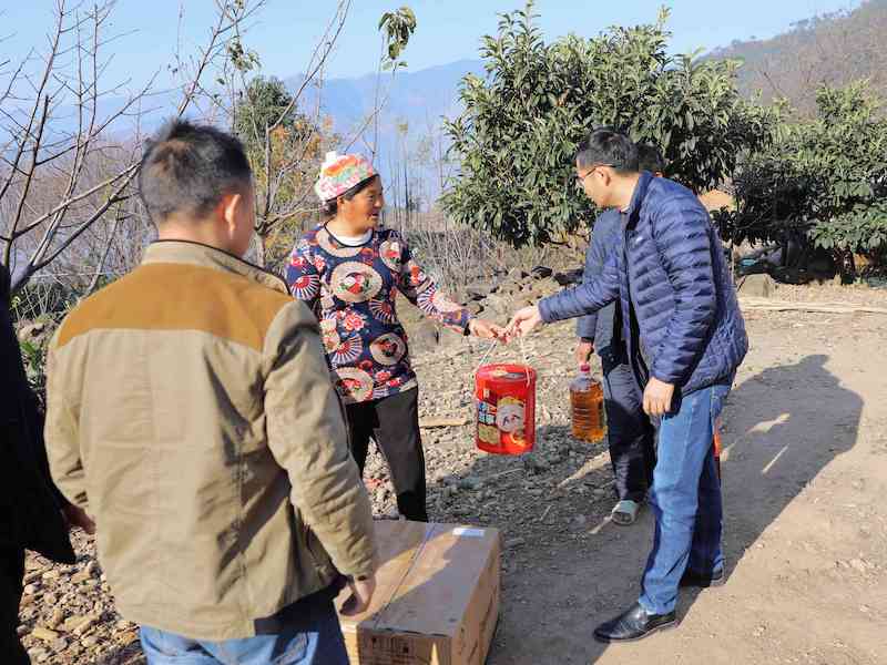 罗胜基院长为贫困户送去慰问品